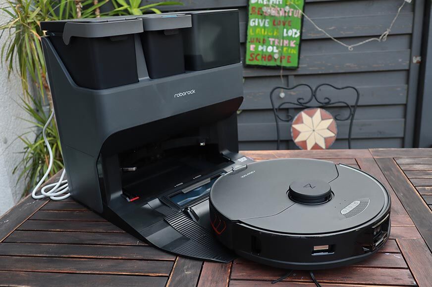 Die etwas konservativ erscheinende Roborock S7 MaxV Ultra Station ist in der Nahaufnahme zu sehen